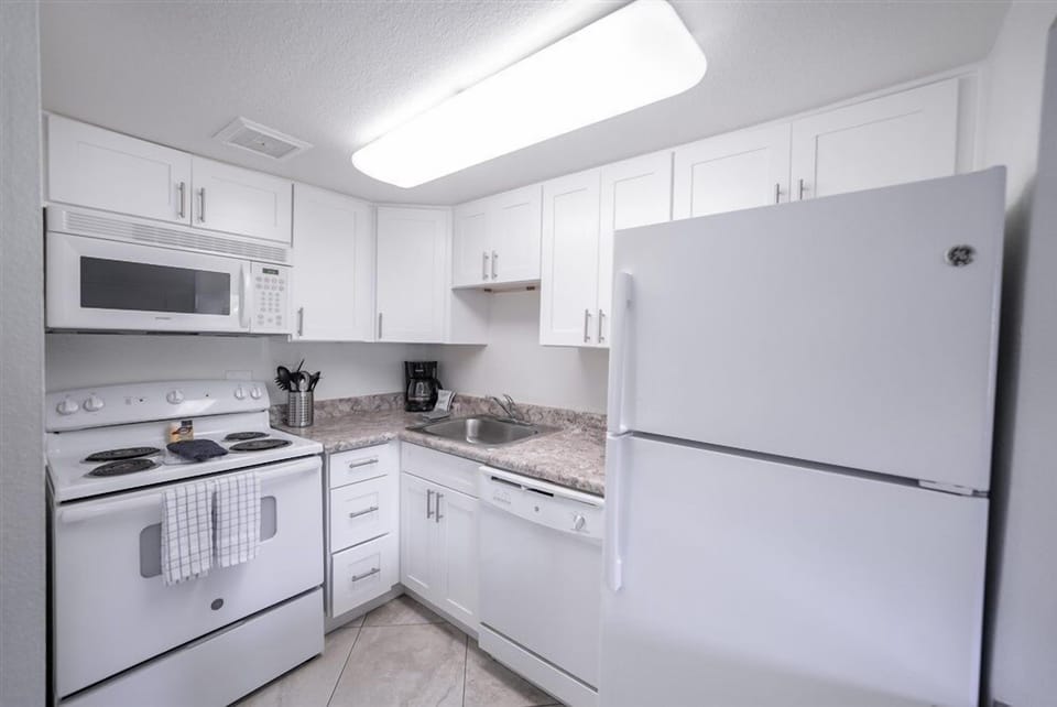 Apartment, 1 Bedroom | Private kitchen | Fridge, oven, coffee/tea maker, toaster
