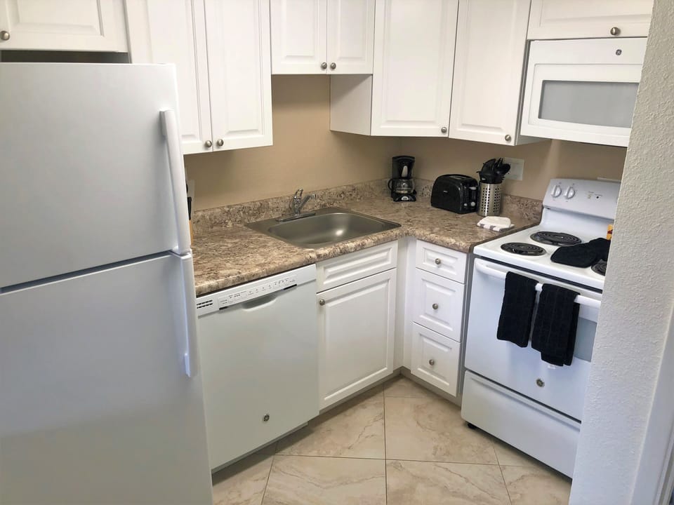 Apartment, 1 Bedroom | Private kitchen | Fridge, oven, coffee/tea maker, toaster