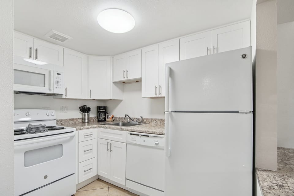 Apartment, 1 Bedroom | Private kitchen | Fridge, oven, coffee/tea maker, toaster