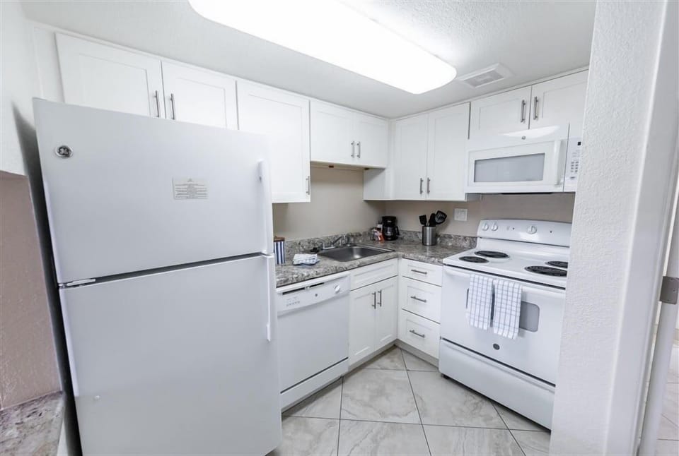 Apartment, 1 Bedroom | Private kitchen | Fridge, oven, stovetop, coffee/tea maker