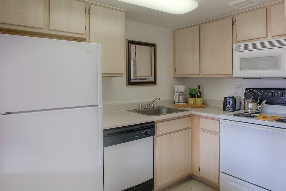 Apartment, 1 Bedroom | Private kitchen | Coffee/tea maker, fridge, oven, stovetop