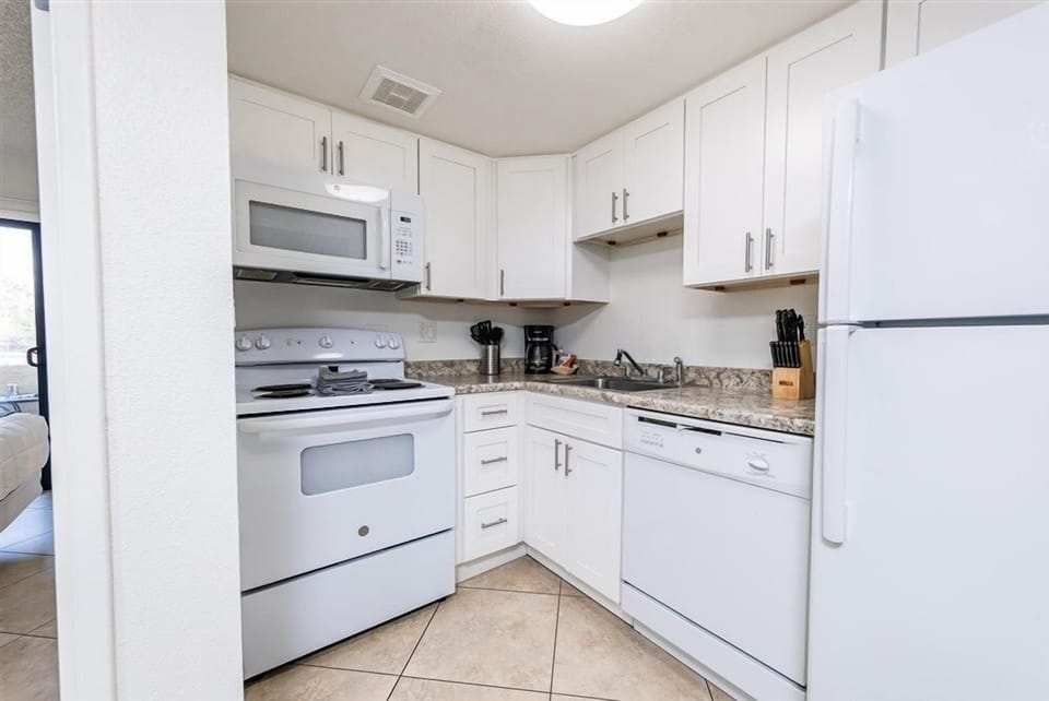 Apartment, 1 Bedroom | Private kitchen | Fridge, oven, coffee/tea maker, toaster