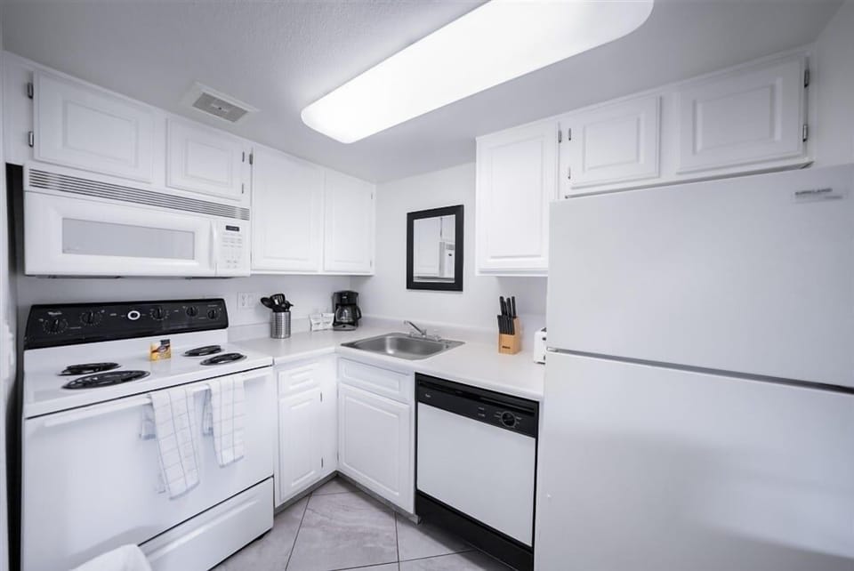 Apartment, 1 Bedroom | Private kitchen | Fridge, oven, coffee/tea maker, toaster