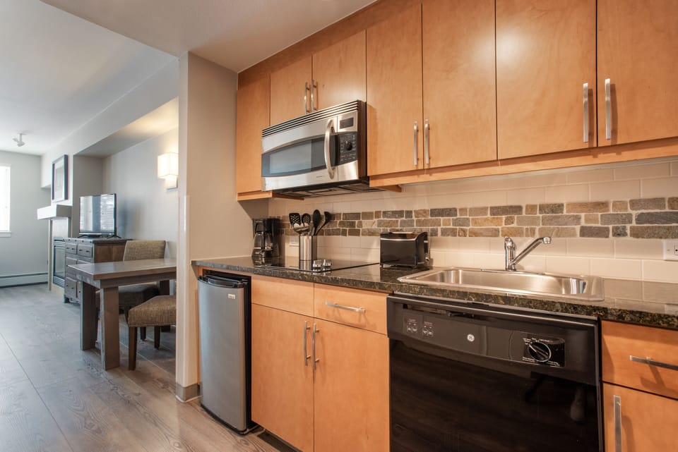 Condo | Private kitchen | Fridge, oven, coffee/tea maker, toaster