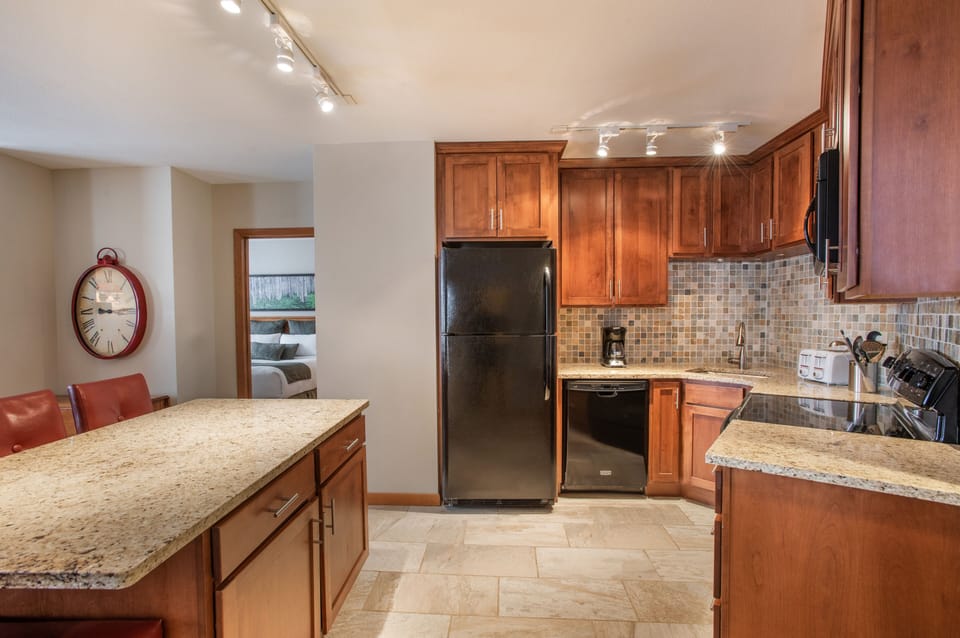 Condo, 3 Bedrooms | Private kitchen | Fridge, oven, coffee/tea maker, toaster