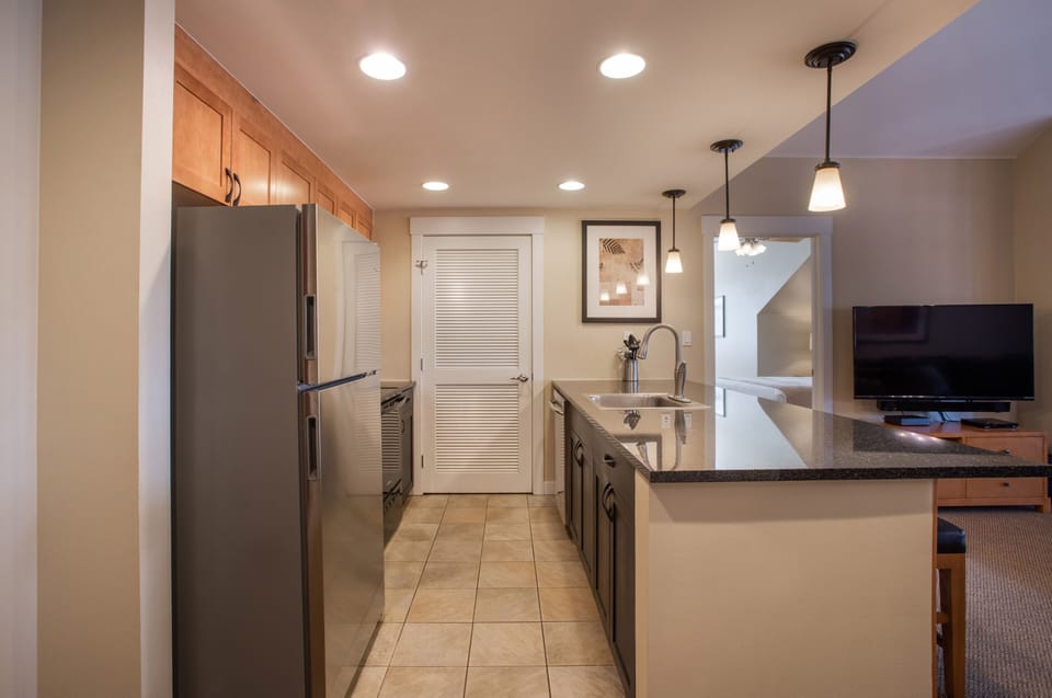 Condo, 3 Bedrooms | Private kitchen | Fridge, oven, coffee/tea maker, toaster