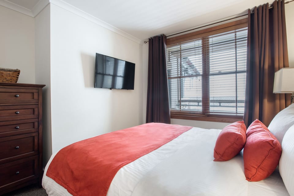 Condo, 2 Bedrooms | 2 bedrooms, iron/ironing board, WiFi (free)