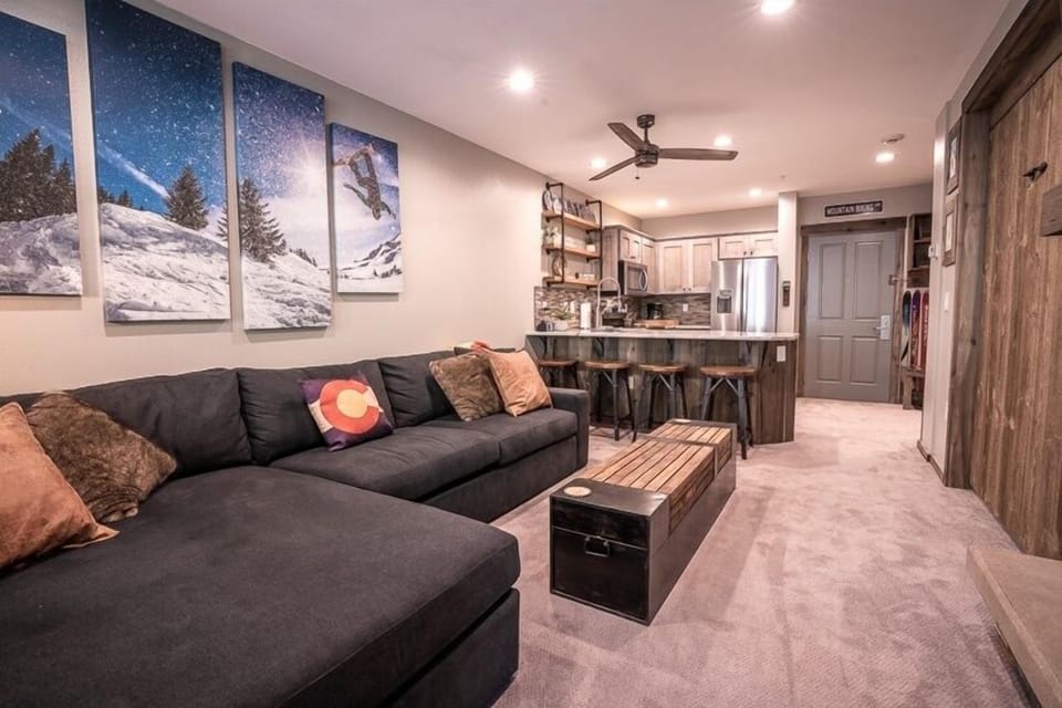 Condo, 1 Bedroom | Living area