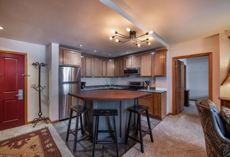 Condo, 2 Bedrooms | Private kitchen | Fridge, oven, coffee/tea maker, toaster