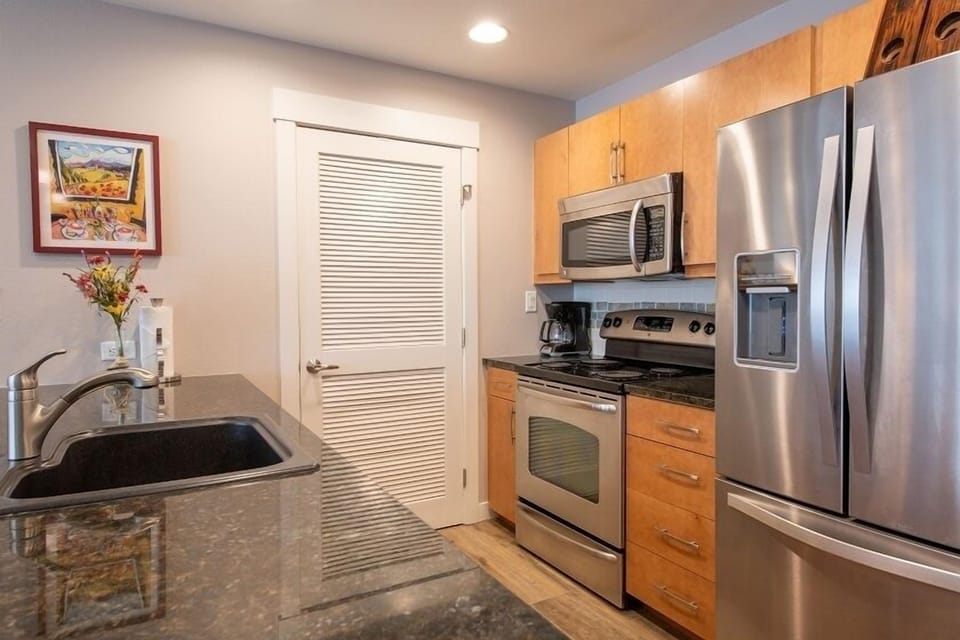 Condo, 2 Bedrooms | Private kitchen | Fridge, oven, coffee/tea maker, toaster