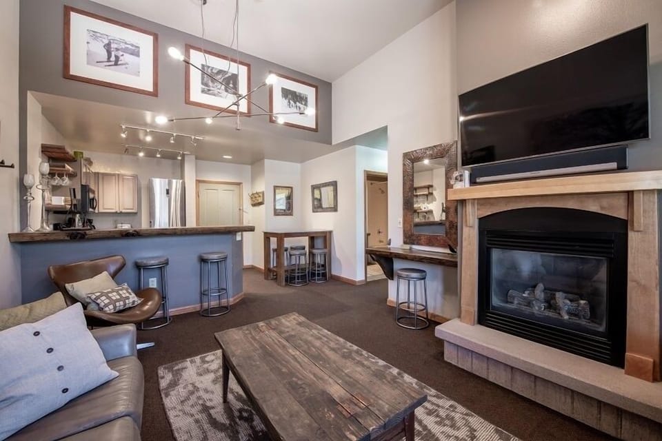 Condo, 2 Bedrooms | Living room
