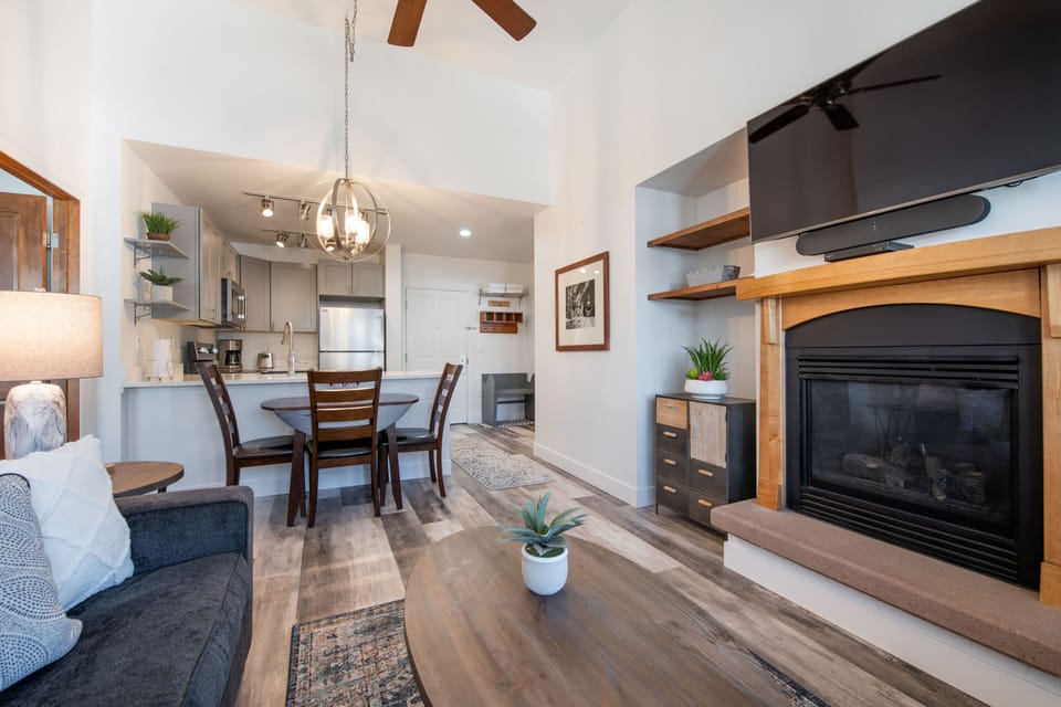 Condo, 2 Bedrooms | Living room