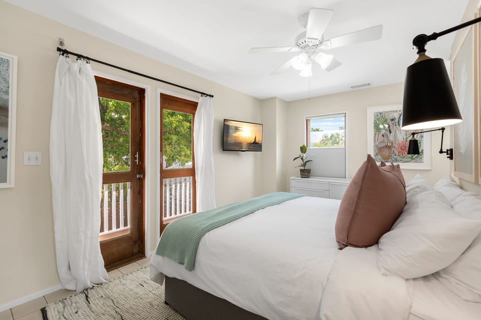 King room that opens up to a balcony