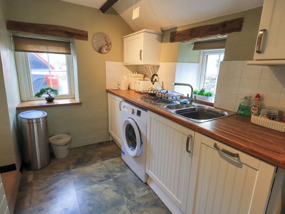 Cottage | Private kitchen | Fridge, dishwasher, electric kettle, toaster