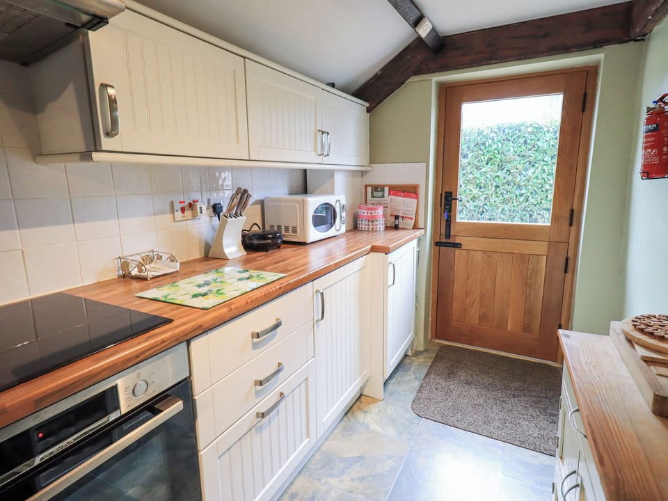 Cottage | Private kitchen | Fridge, dishwasher, electric kettle, toaster
