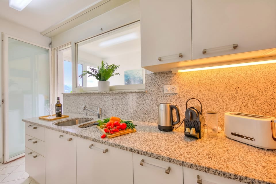 Family Apartment, 2 Bedrooms, Refrigerator & Microwave (Residenza Parco Carona with Lake-View) | Interior