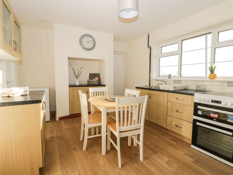 Cottage | Private kitchen | Fridge, microwave, cookware/dishes/utensils