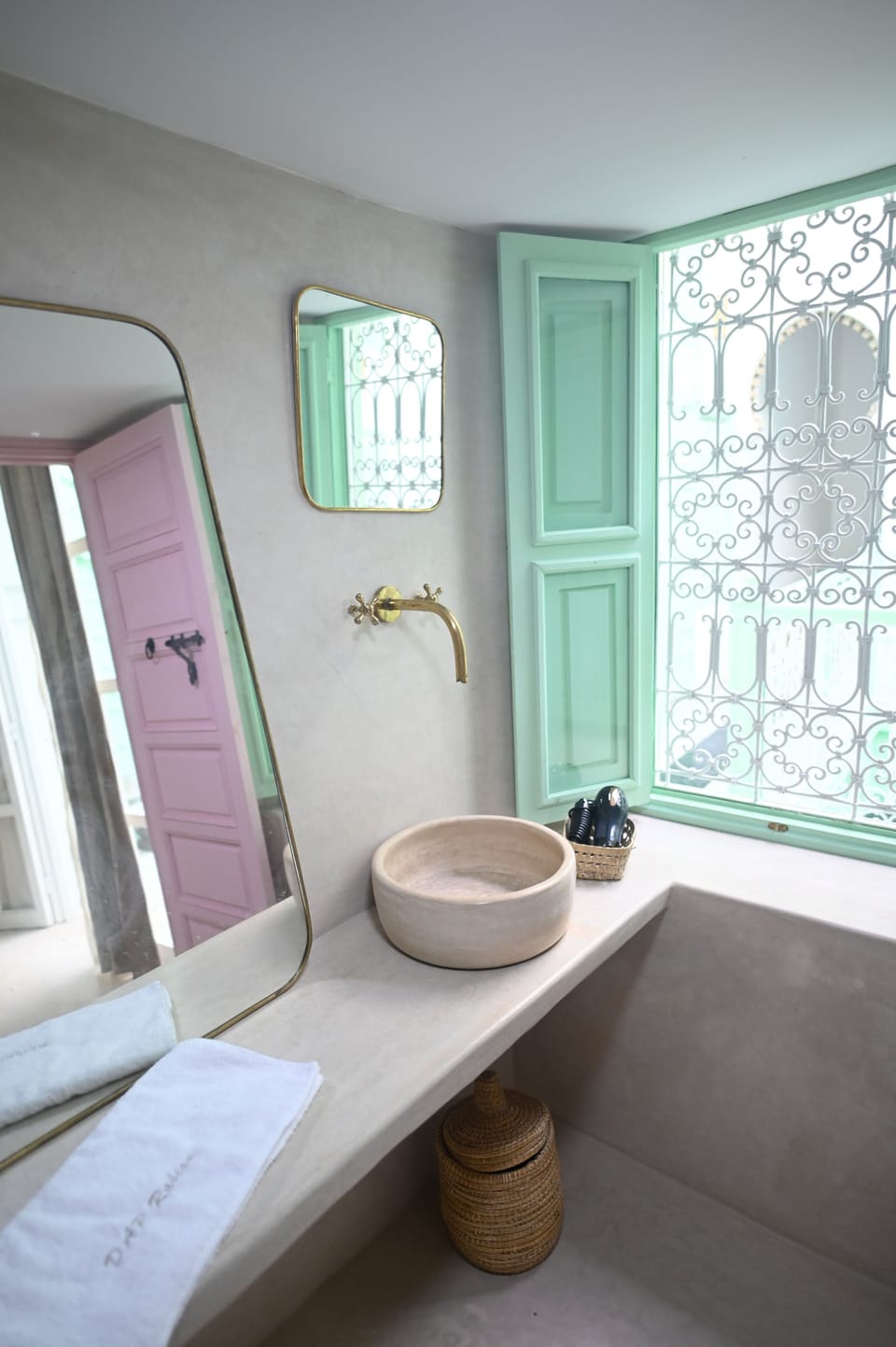 Suite Junior Deluxe Musc | Bathroom | Free toiletries, hair dryer, towels, soap