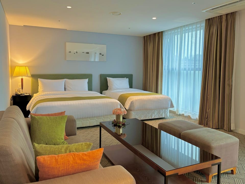 Aventree Suite Family | In-room safe, desk, blackout drapes, soundproofing