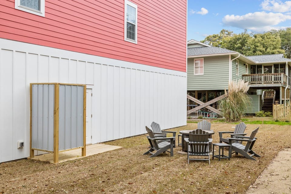 Seating for 6 around the fire pit!