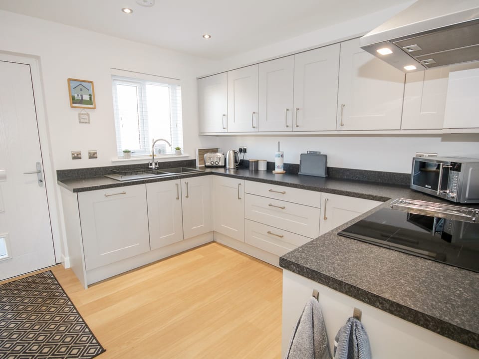 Cottage | Private kitchen | Fridge, dishwasher, electric kettle, toaster