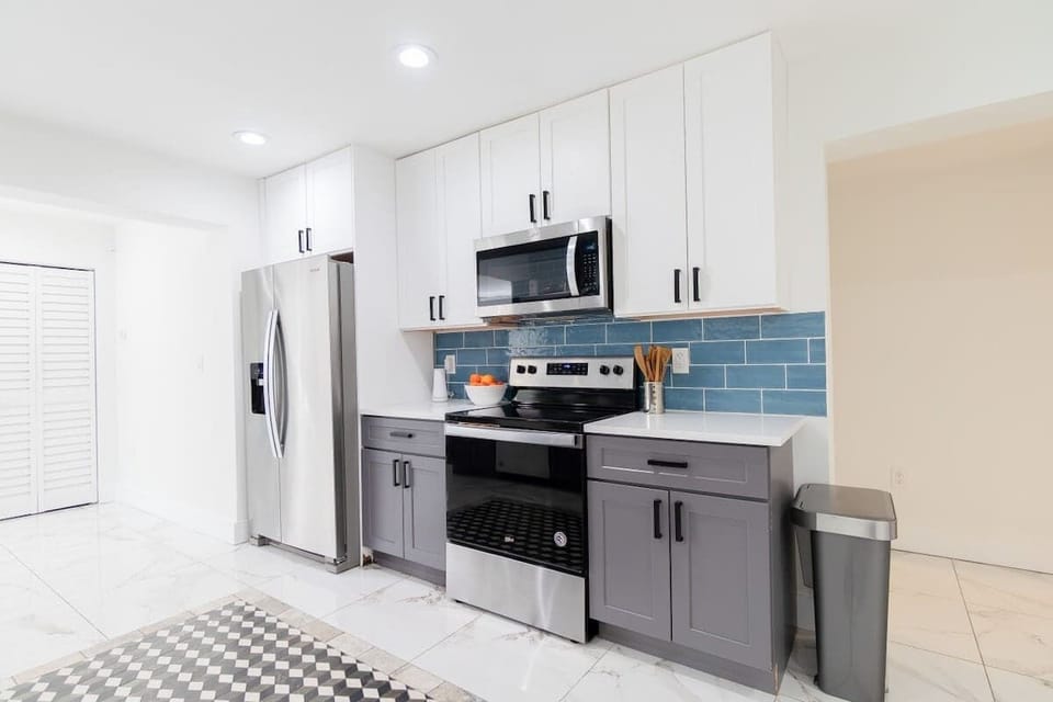 This bright, fully equipped chef’s kitchen in West Palm Beach, Florida offers a coffee & smoothie bar, full appliances & all essentials perfect for effortless cooking & entertaining in WPB, Florida, right in vibrant West Palm Beach, Florida.
