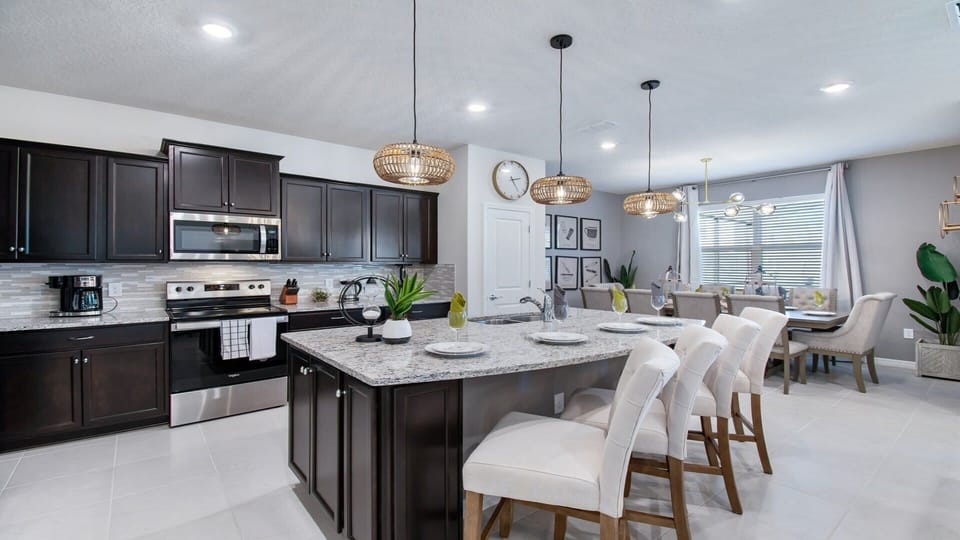 Kitchen: Compact and stylish with a mini breakfast bar