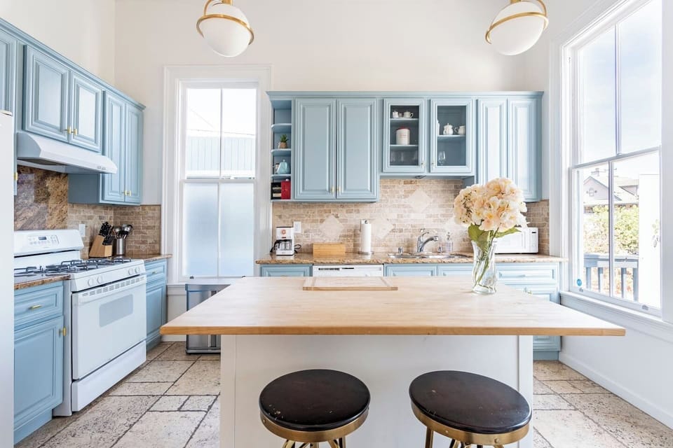 Fully equipped kitchen with pots, pans, bakeware, plates, glassware, microwave, coffee maker, toaster, dishwasher, and more. 

Coffee, tea, oatmeal, creamer provided. 