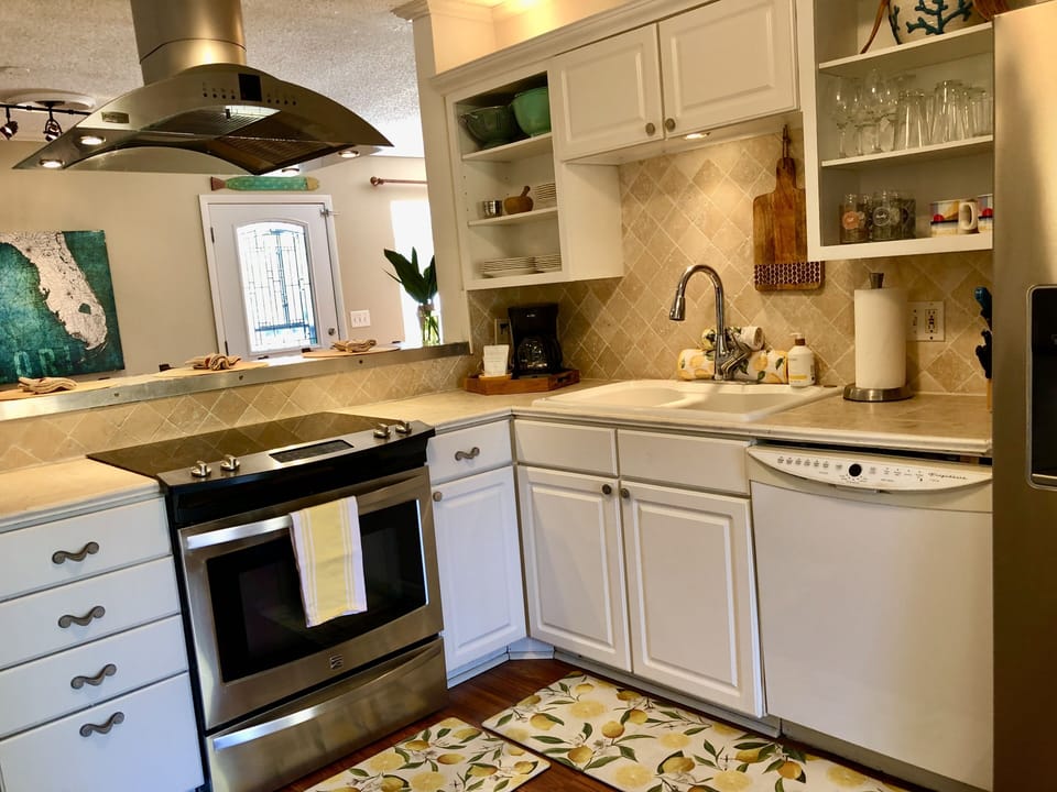 🍍 Stocked w/lots of pantry items and of course a juicer, blender and more!