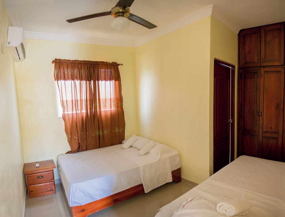 Bright bedroom with closet, air conditioning, smart TV and premium wired/wireless premium wifi, 