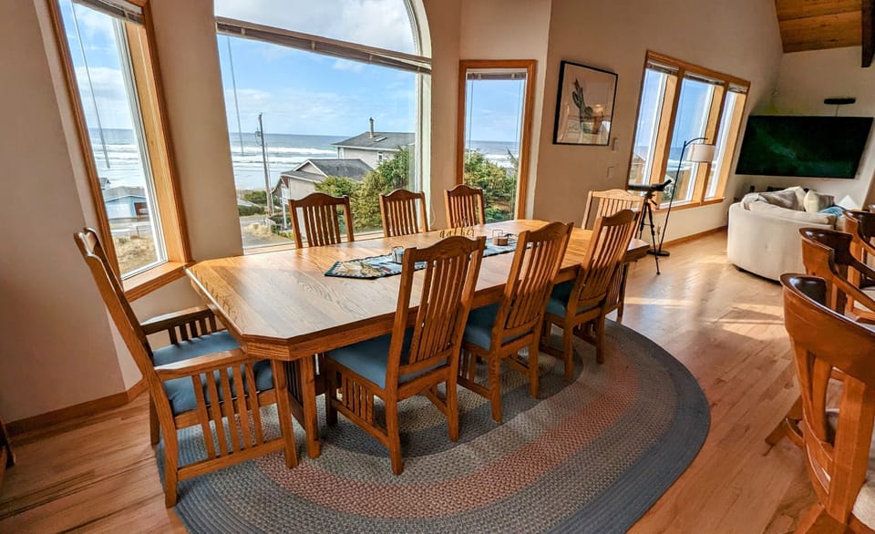 180-degree views of the ocean from the main floor. 
