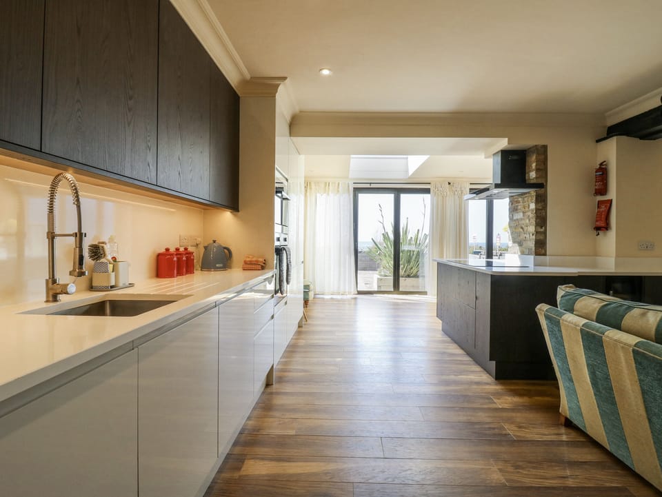 Cottage | Private kitchen | Fridge, microwave, dishwasher, electric kettle