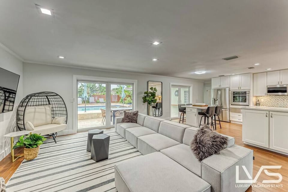 Open layout living room/dining/kitchen perfect for friends/family gatherings. 