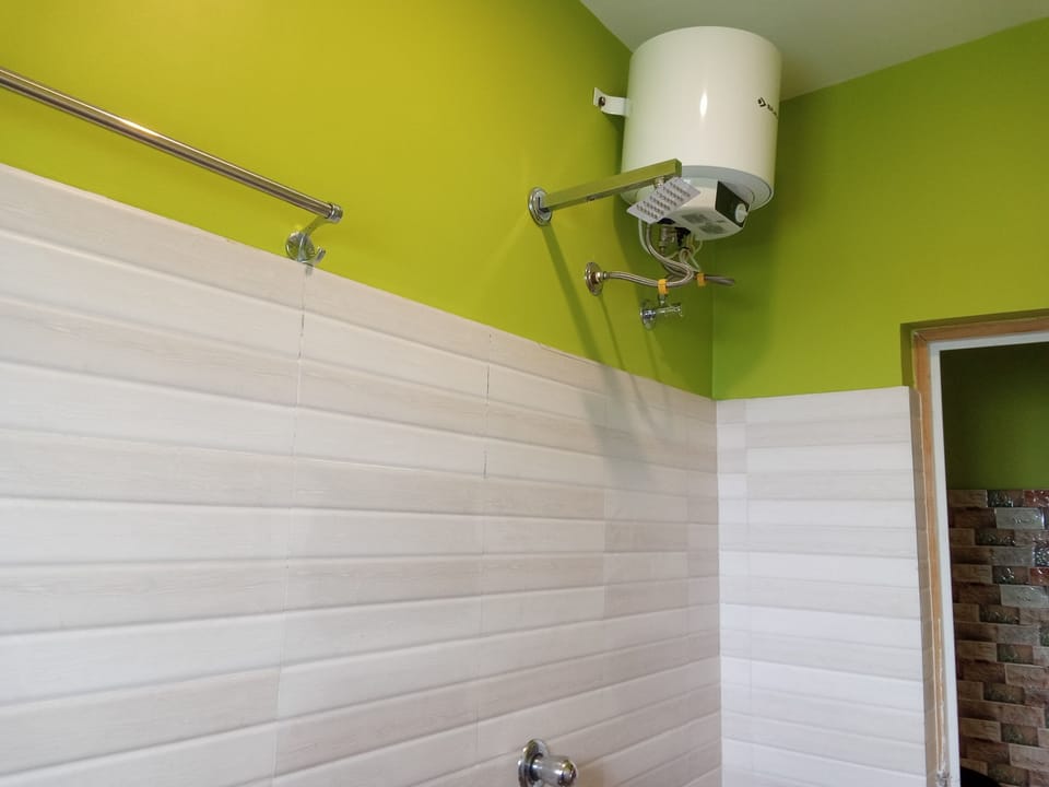 Shower, rainfall showerhead, free toiletries, towels