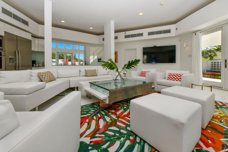 Plush Living Area of the Villa in Noord Aruba - Comfortable seating arrangements - Stylish, contemporary furnishings enhancing the aesthetic - Smart TV and Netflix - Flexible seating options for comfort and adaptability - Ocean views
