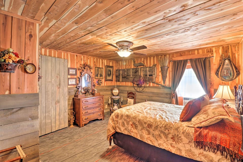 Bedroom 1 | Queen Bed | Hangers