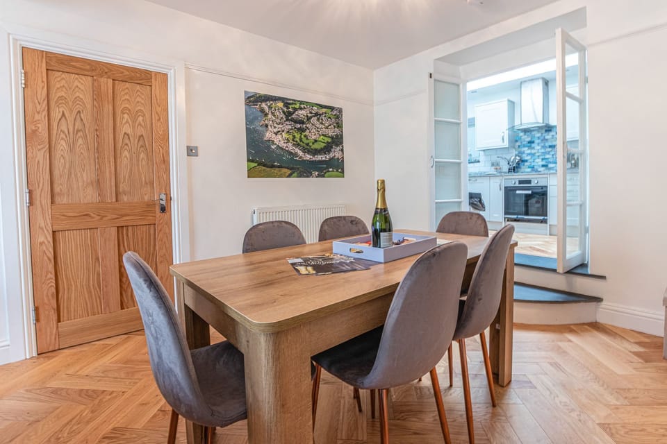 House | Private kitchen | Fridge, microwave, oven, stovetop