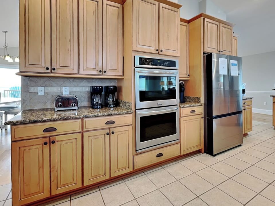 Kitchen - Fully Stocked Kitchen With Breakfast Bar