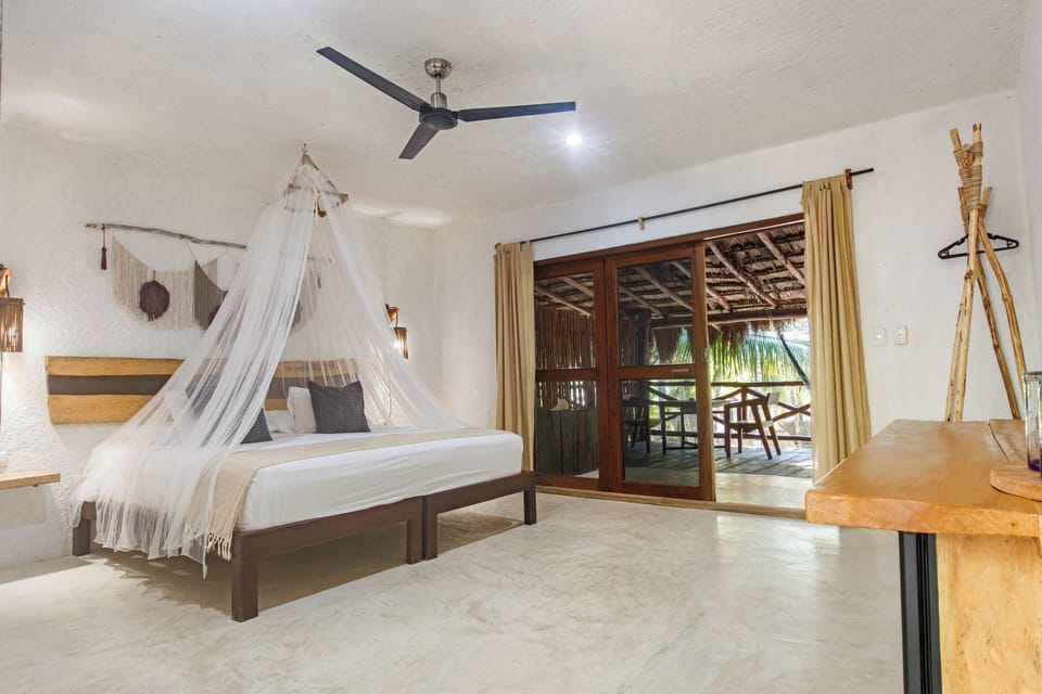 Luxury Room, Garden View | Minibar, in-room safe, bed sheets