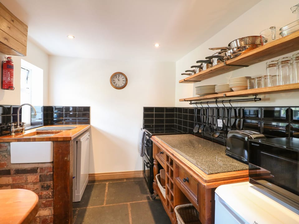 Cottage | Private kitchen | Fridge, microwave, dishwasher, electric kettle