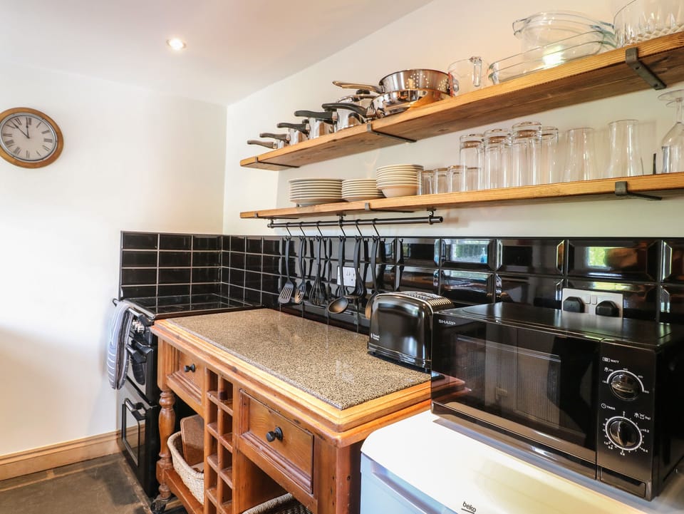 Cottage | Private kitchen | Fridge, microwave, dishwasher, electric kettle