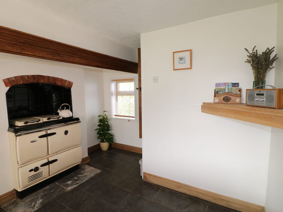 Cottage | Living room | Fireplace