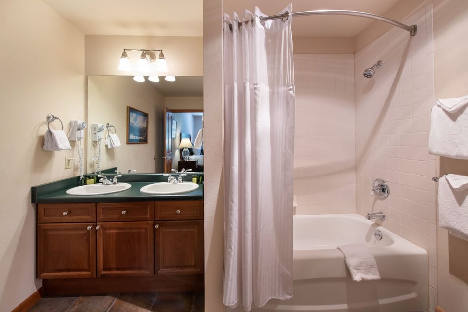 Room, Indoors, Flooring, Bathtub, Tub