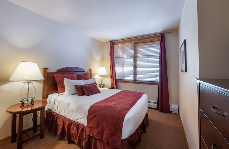 Bedroom, Room, Indoors, Flooring, Bed