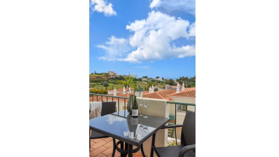 Leading from the living room you will find a sunny balcony with amazing views of the ocean and the green hills of Ferragudo