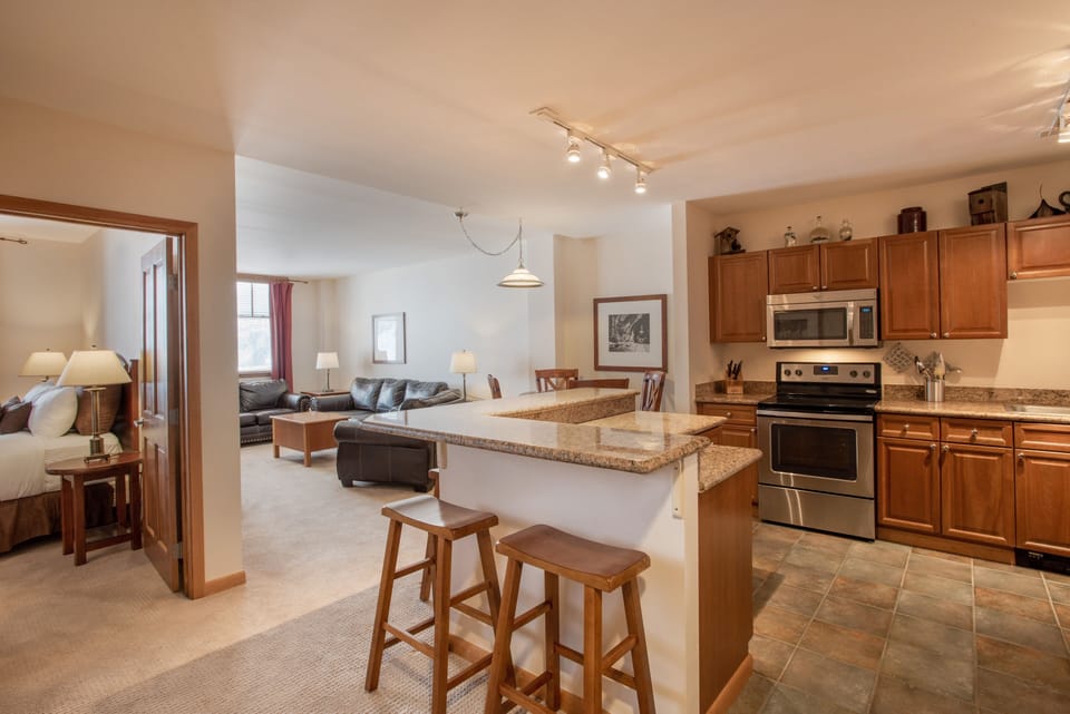 Flooring, Floor, Hardwood, Room, Indoors