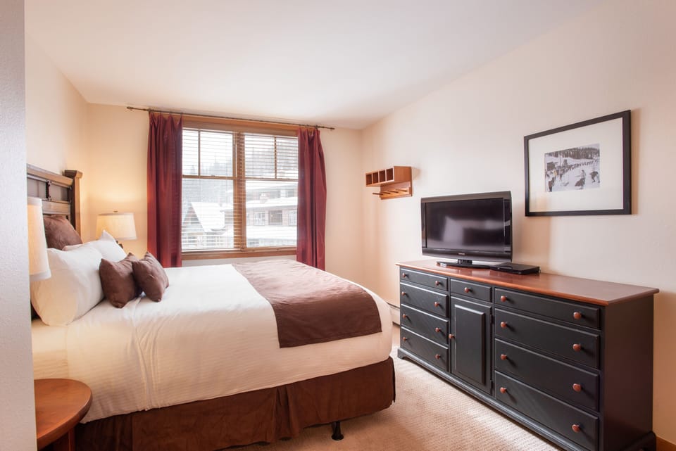 Bedroom, Room, Indoors, Furniture, Screen
