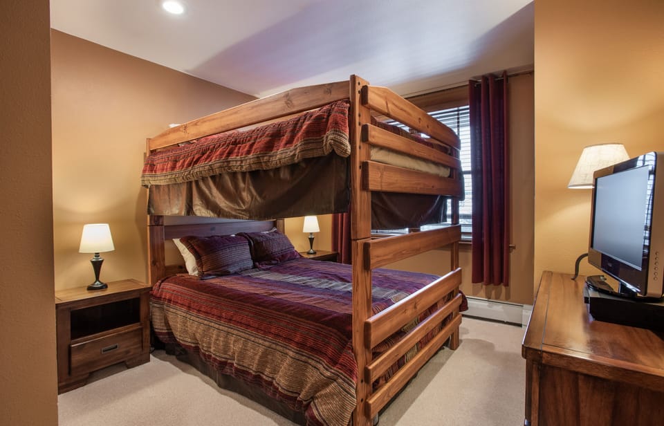 Bedroom, Room, Indoors, Furniture, Bed