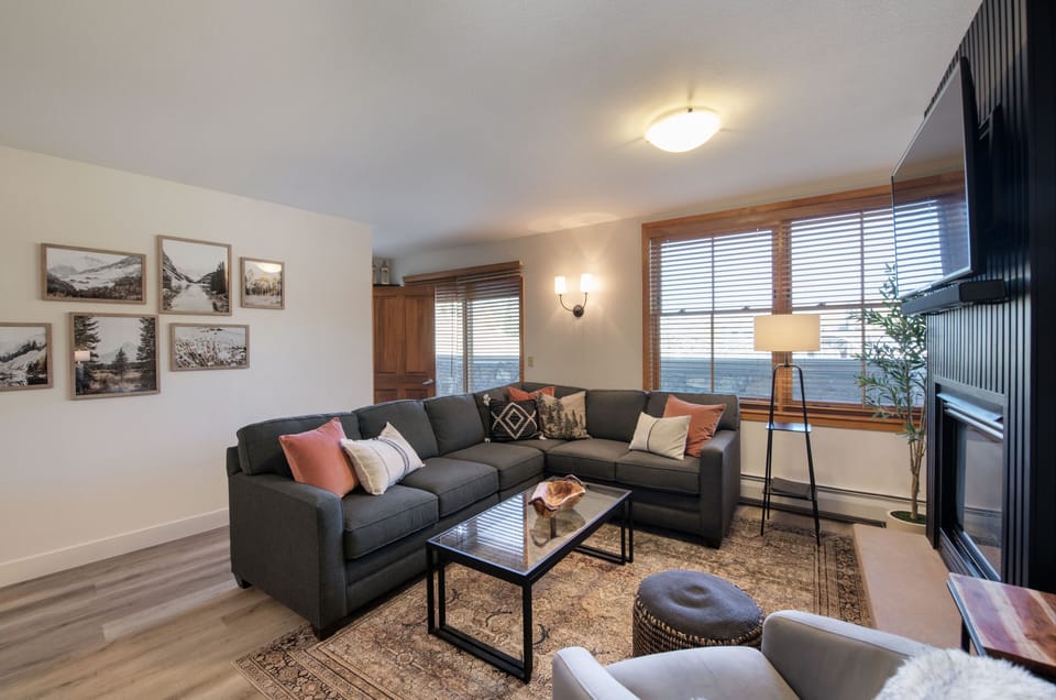 Home Decor, Furniture, Indoors, Living Room, Couch