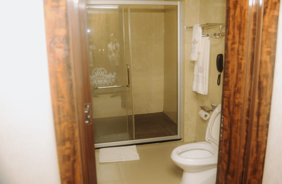 Luxury Room, 1 Double Bed, Non Smoking, City View | Bathroom | Shower, rainfall showerhead, free toiletries, hair dryer